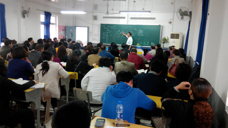 朱克岭老师为新纪元中复班同学讲解政策