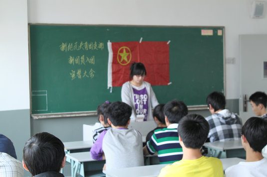 上海中复班同学入团场景